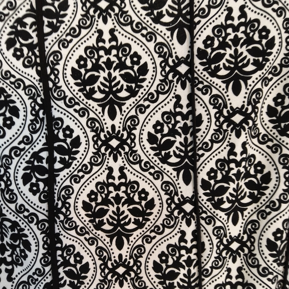 MARIA GABRIELLE SLEEVELESS BOTTOM FLARED TOP BLACK WHITE - Picture 7 of 9